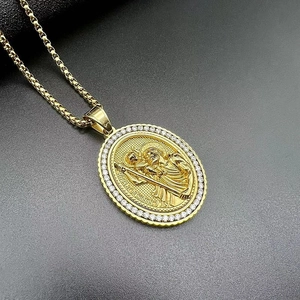 Goldener St. Christopher Anhänger mit CZ-Kristallen und Relief auf schwarzem Hintergrund