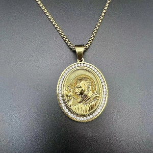 Macro-opname van vergulde Padre Pio hanger met schitterende zirkonia stenen en box ketting