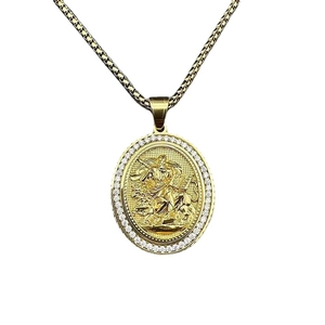 Collier religieux plaqué or avec pendentif ovale embossé et bordure en zircon