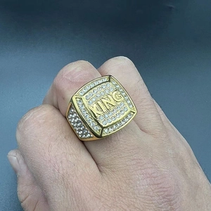 Détail de la bague King plaquée or sertie de zircons cubiques style hip hop pour homme