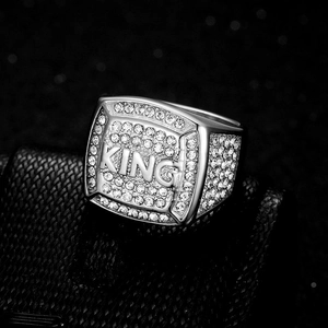 Bague hip hop pour homme avec inscription KING et cristaux blancs pavés argentés