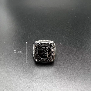 Dettaglio dell'anello Alpha Kappa Psi con emblema in smalto nero da 21mm e finitura oro