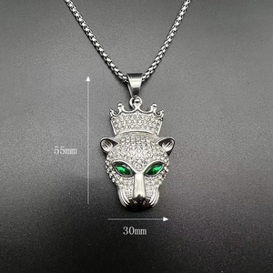 Détail du pendentif tête de léopard avec couronne et dimensions de 55 mm par 30 mm