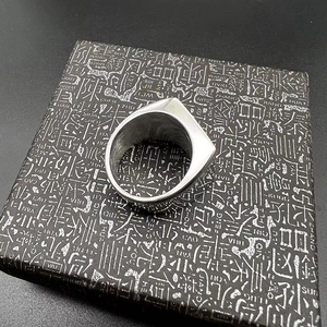 Vue détaillée d'une bague chevalière en acier inoxydable argenté avec dessus plat lisse