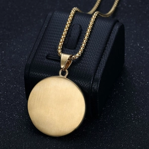 Collier avec pendentif rond doré brossé et chaîne vénitienne pour style hip-hop