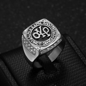 Anello Alpha Kappa Rho in acciaio inossidabile lucido con strass e motto latino inciso