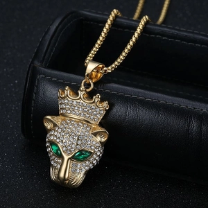 Collier avec pendentif léopard plaqué or, couronne et cristaux scintillants