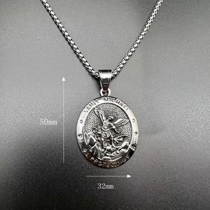 Vue détaillée du pendentif Saint Michel en argent avec gravure et dimensions