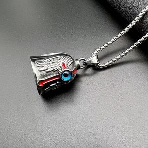 Detail der Vintage Motorradglocke aus Stahl mit blauem Auge, rotem Kreuz und Flügeln