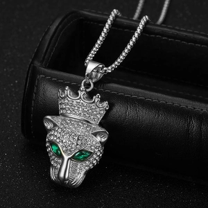 Collier pendentif léopard à couronne argentée avec zircons pavés et chaîne box chic