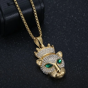 Gros plan du pendentif tête de léopard hip-hop avec placage or et zircons brillants