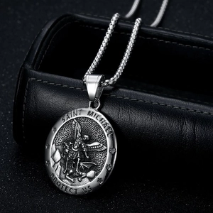 Collier avec pendentif ovale Saint-Michel en acier inoxydable au style rétro vintage