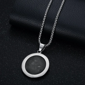 Collier avec pendentif Saint Michel en acier titane argenté et médaillon central noir