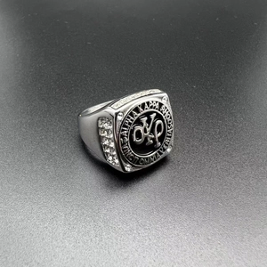 Dettaglio macro dell'anello Alpha Kappa Rho con smalto nero e motto VINCIT OMNIA VERITAS