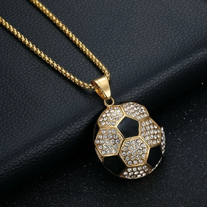 Hiphop κολιέ με ποδοσφαιρικό μενταγιόν από επιχρυσωμένο ατσάλι και λαμπερά στρας