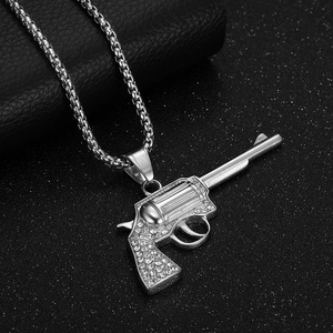 Makroaufnahme der silbernen Revolver-Halskette mit Zirkonia-Besatz im Hip-Hop-Stil