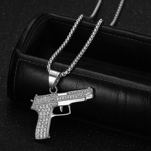 Nahaufnahme des Hip-Hop-Anhängers mit vollem Strassbesatz im 1911er Pistolen-Design