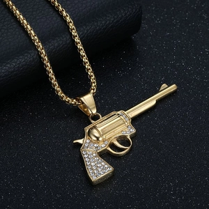 Hiphop Revolver Anhänger Halskette Gold mit funkelnden Kristallen auf schwarzem Hintergrund