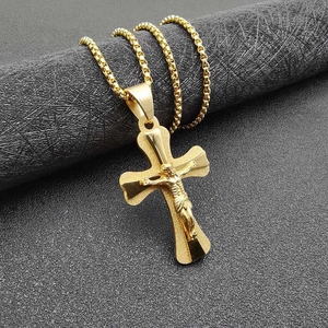 Collana con ciondolo crocifisso in acciaio inossidabile dorato con rilievo di Gesù