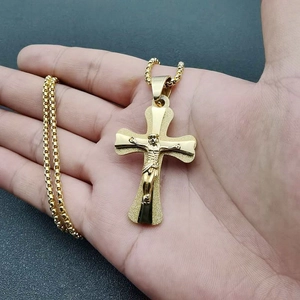 Collana con ciondolo a crocifisso in acciaio inossidabile dorato e texture di croce