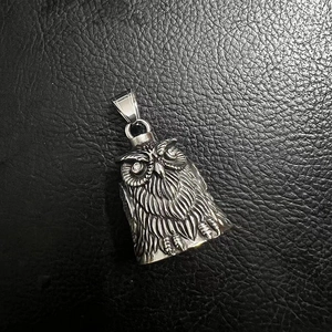 Vue détaillée du pendentif cloche hibou punk avec yeux en zircon blanc sur cuir noir