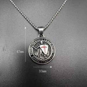 Détail du pendentif chevalier bouclier avec croix rouge et gravure Armure de Dieu
