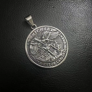 Makroaufnahme der St. Michael Medaille mit Reliefgravur für den Schutzpatron der Polizei