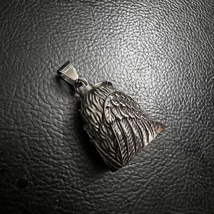 Vue détaillée de la clochette hibou en acier inoxydable avec gravures d'ailes vintage