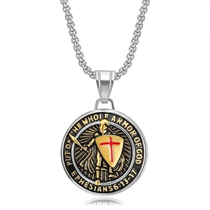 Collier pendentif chevalier argenté avec bouclier à croix rouge et verset biblique
