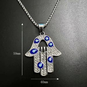 Vue détaillée des dimensions du pendentif Main de Fatma avec hauteur 59mm et largeur 40mm