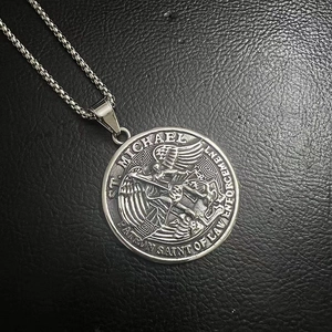 Detail des St. Michael Erzengel-Anhängers auf strukturiertem schwarzem Leder