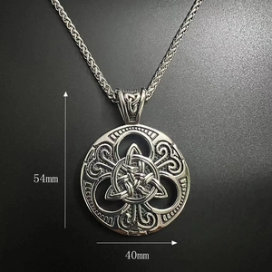 Détail du pendentif Viking Triquetra 54mm par 40mm avec sa chaîne maille épi robuste