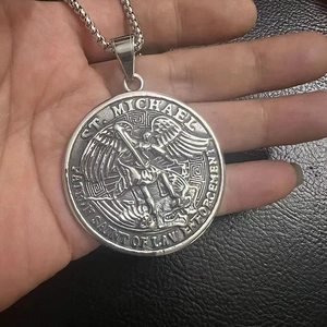 Detailansicht des Erzengel Michael Anhängers mit Gravur an einer silbernen Edelstahl-Kette