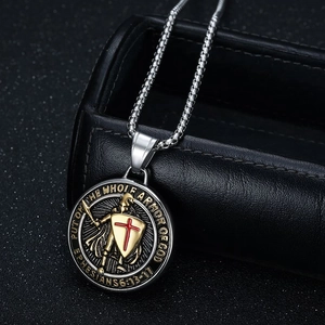 Collier médaillon des Templiers en acier doré avec gravure de l'Armure de Dieu
