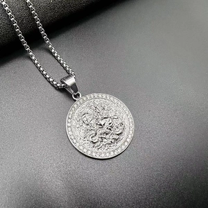 Collier pendentif Saint Georges en argent serti de zircones et chaîne box