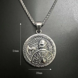 Vue détaillée du pendentif bouclier viking montrant les dimensions de 54mm par 39mm