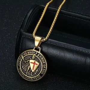 Collier pendentif chevalier plaqué or avec bouclier à croix rouge et gravure sacrée