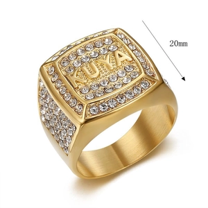 Chevalière dorée KUYA pour homme avec face carrée de 20mm et pavage de zircons brillants