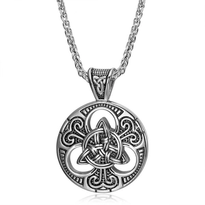Collier nœud celtique viking en acier inoxydable avec pendentif Triquetra sur fond blanc