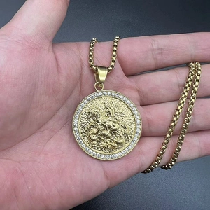 Collier médaillon Saint Georges tueur de dragon avec cristaux et chaîne box dorée