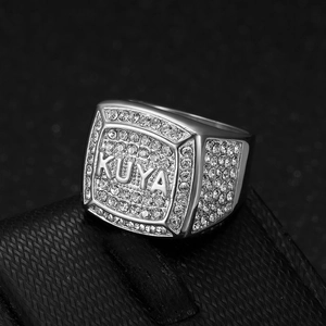 Vue détaillée de la bague chevalière argentée avec lettre KUYA et oxydes de zirconium