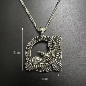 Dettaglio del ciondolo corvo di Odino vichingo 51mm x 41mm con misure del prodotto
