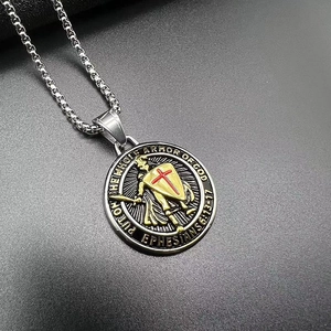 Détail du pendentif Templier avec gravure Armure de Dieu et bouclier à croix rouge