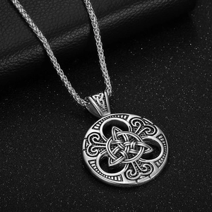 Pendentif nœud celtique en acier argenté avec symbole Triquetra sur chaîne Spiga