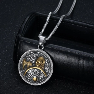 Pendentif guerrier viking nordique avec hache et bouclier en acier bicolore argent or