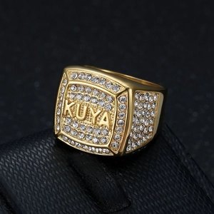 Bague hip hop en acier doré avec lettres KUYA et pavage de zircons scintillants