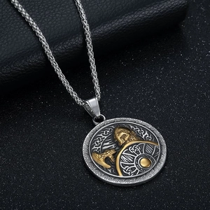 Collier Viking nordique avec pendentif hache et bouclier en relief tons argent et or