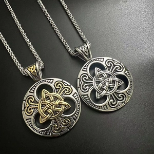 Vue détaillée de pendentifs nœud celtique viking en argent et bicolore avec gravures