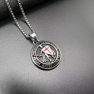 Détail du pendentif bouclier Templier avec gravure de verset biblique et chaîne