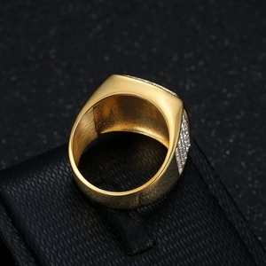 Chevalière pour homme plaquée or avec micro-pavé de zircons sur support texturé noir
